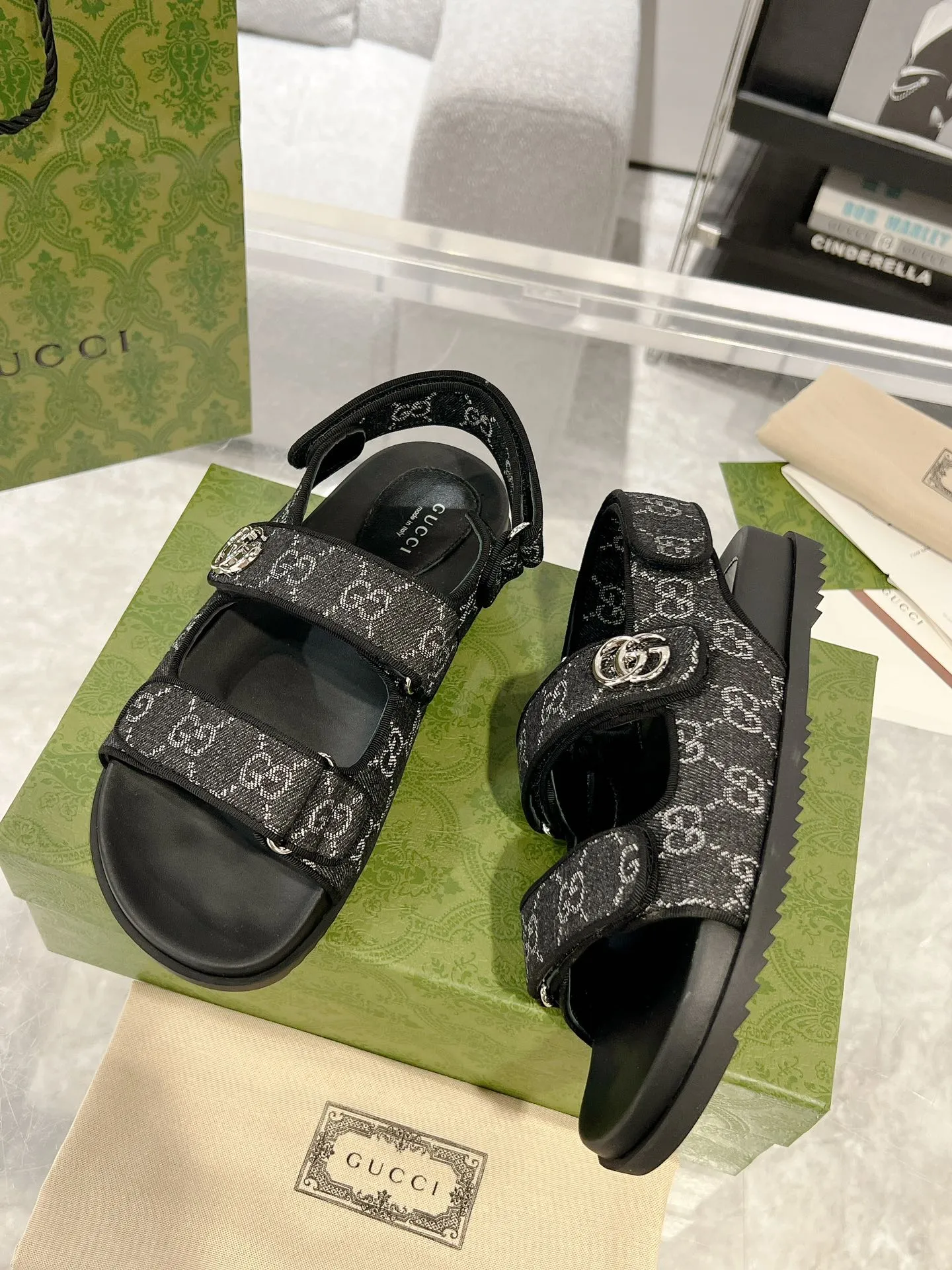 👟👟Ex-factory price 520👟👟 The latest Guccl24ss new product Double G women's Velcro sandals 😎 These flat sandals are designed with Velcro straps, which are modern and sporty, bringing comfort. This accessory is crafted from light blue and ivory white GG denim fabric. The upper straps are decorated with elegant Double G-shaped accessories, showing a unique style. Gucci’s classic presbyopic cloth surface…hot diamond surface…TPU non-slip outsole…ZP molded midsole feet…original metal buckle/rhinestone surface Code number: 35 to 42 (41.42 is custom-made and cannot be returned or exchanged)